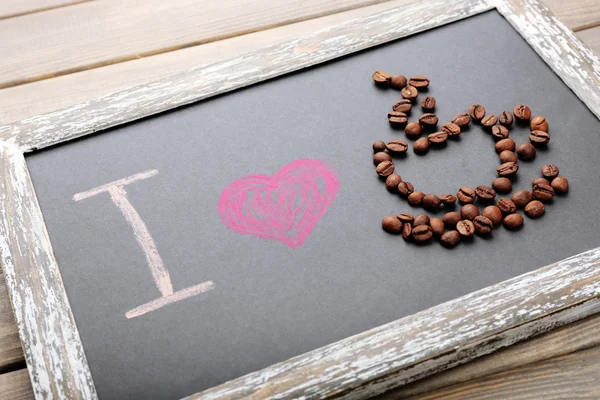Обожаю кофе, написанный на доске, крупным планом. — стоковое фото