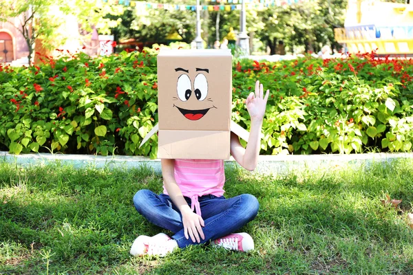 Mujer con caja de cartón — Foto de Stock