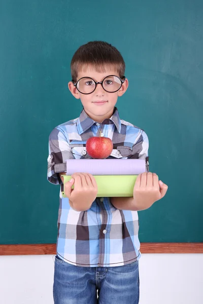 A blackboard osztályteremben iskolás — Stock Fotó