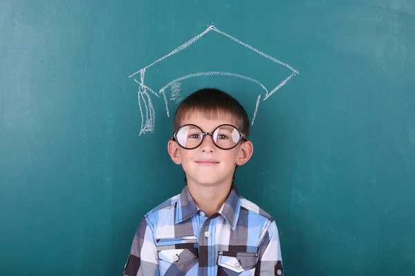 男学生在教室里的黑板 — 图库照片