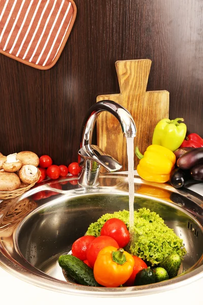 Verduras frescas en fregadero en cocina — Foto de Stock