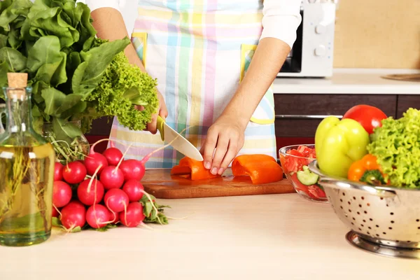 Frau kocht Gemüsesalat in Küche — Stockfoto