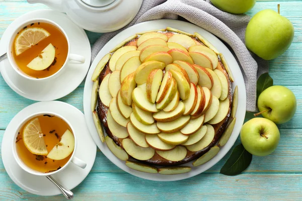 Torta de maçã caseira servida na mesa, close-up — Fotografia de Stock