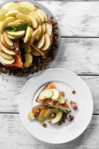 Hausgemachter Apfelkuchen auf dem Tisch, Nahaufnahme — Stockfoto