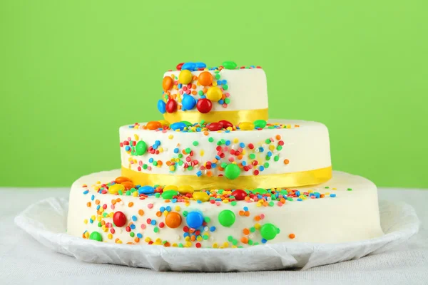 Красивый вкусный праздничный торт на цветном фоне — стоковое фото