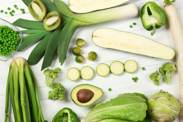 Färska ekologiska grönsaker och frukter på träbord, närbild — Stockfoto