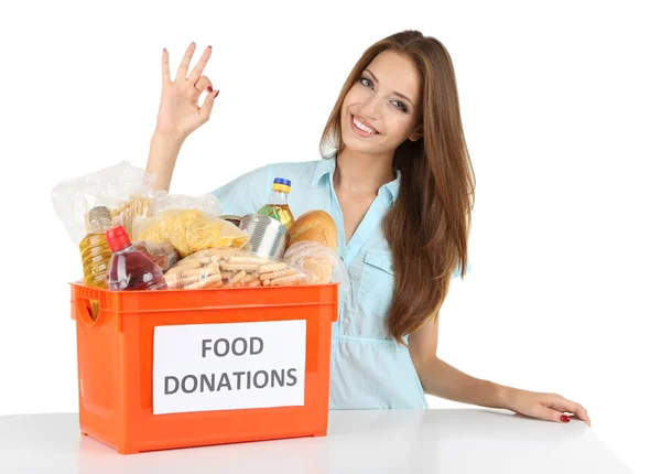 Voluntário menina com caixa de doação com alimentos isolados em branco — Fotografia de Stock