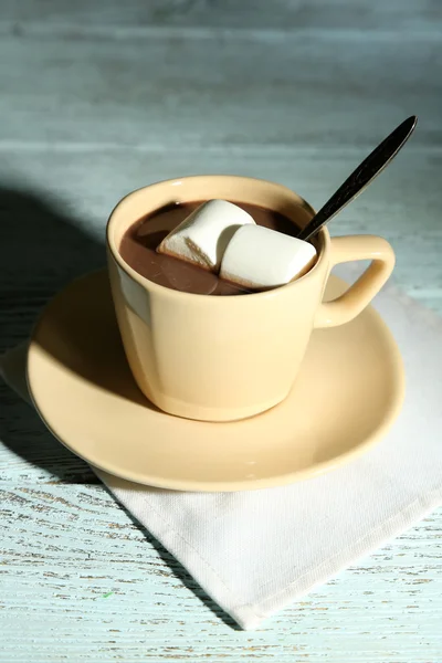 Hot chocolate with marshmallows in mug, on wooden background — Stock Photo, Image