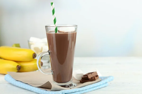 Bebida de chocolate con malvaviscos en taza, sobre fondo de madera — Foto de Stock