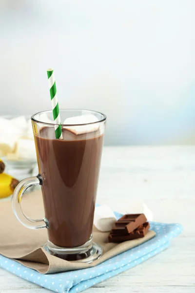 Chocolate drink with marshmallows in mug, on wooden background — Stock Photo, Image