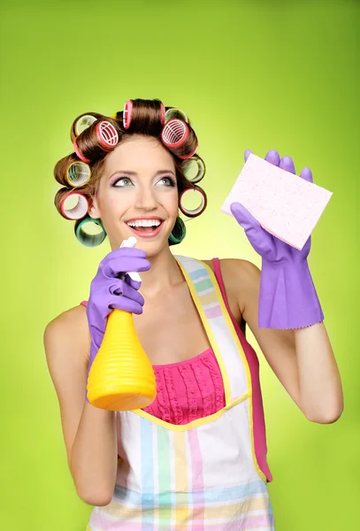 Menina bonita em encrespadores de cabelo no fundo verde — Fotografia de Stock