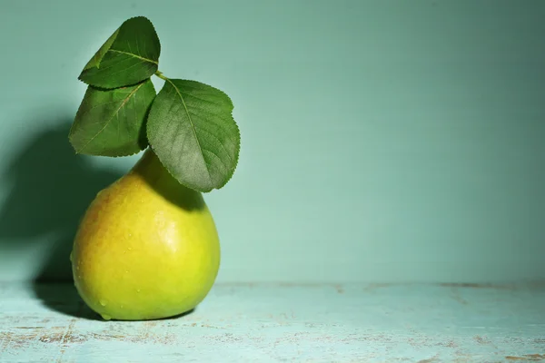Reife, schmackhafte Birne, auf Holztisch — Stockfoto