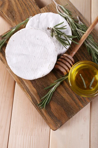 Camembert-Käse und Honig — Stockfoto