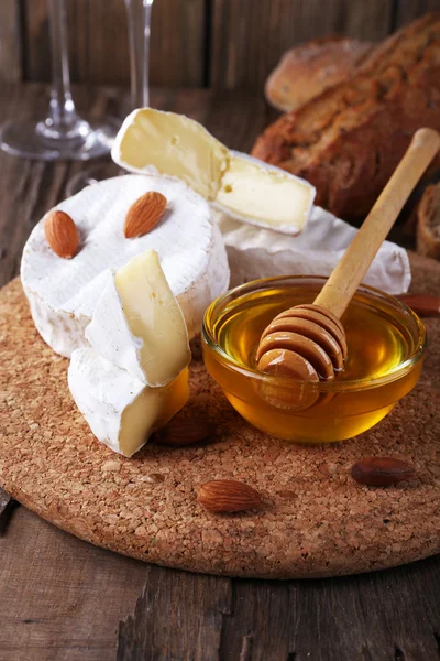 Камамбер сир і мед — стокове фото