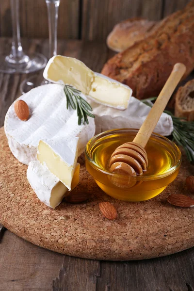 卡门培尔奶酪奶酪和蜂蜜 — 图库照片