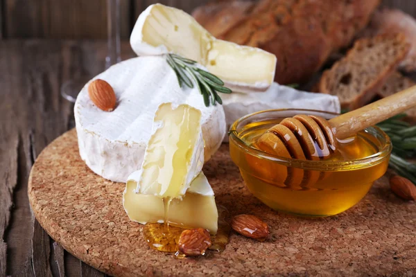 Camembert cheese and honey — Stock Photo, Image