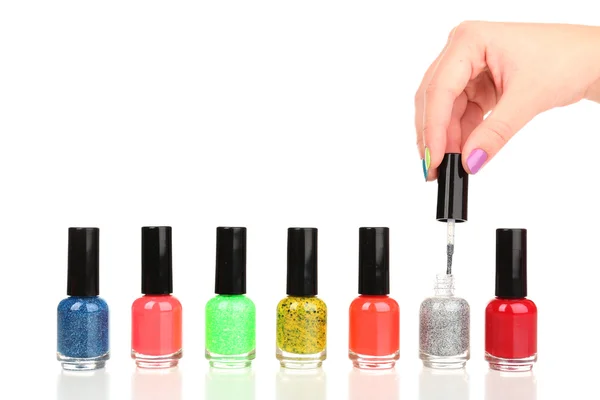 Kvinnlig hand med eleganta färgstarka naglar, isolerad på vit — Stockfoto