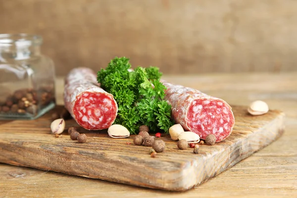 Italiensk salami på skärbräda — Stockfoto