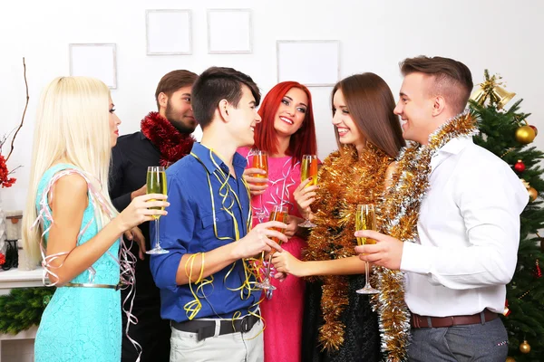 Jovens celebrando o Natal — Fotografia de Stock