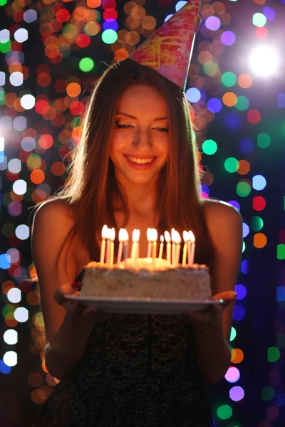 Giovane ragazza con torta nel club — Foto Stock