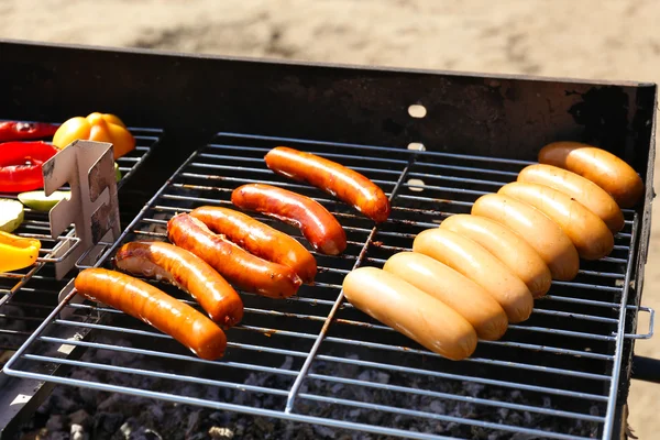 Pølser på grillmat – stockfoto