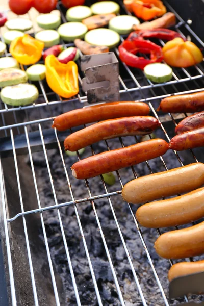 Salsicce sul barbecue Grill — Foto Stock