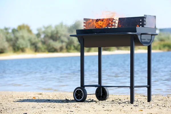 Barbecue grill sur la plage de la rivière — Photo