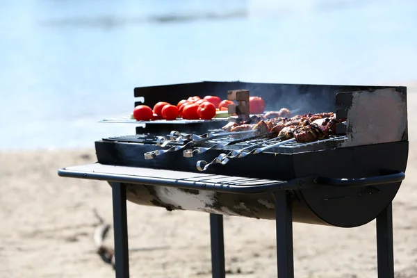 Brochetas y verduras en la parrilla de barbacoa, primer plano — Foto de Stock