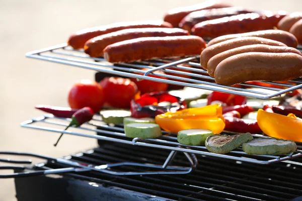 Pølser og grønnsaker på grill, nærbilde – stockfoto