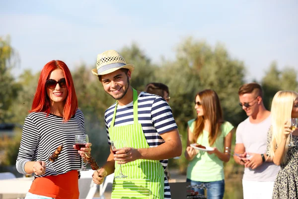 Giovani amici che fanno festa barbecue, all'aperto — Foto Stock