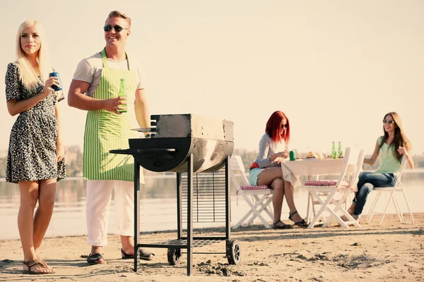 Amici felici su riposo a spiaggia — Foto Stock