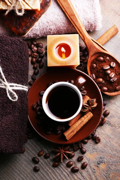 Taza con bebida de café, jabón con granos de café y especias sobre fondo de madera. Concepto de spa café —  Fotos de Stock