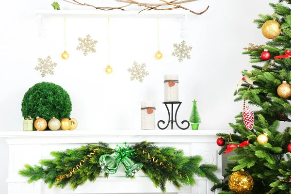 Árvore de Natal perto da lareira no quarto — Fotografia de Stock