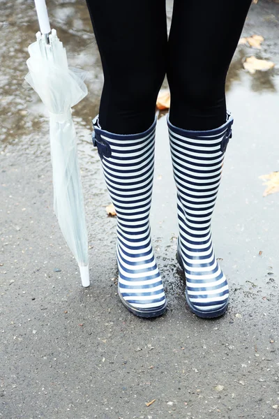 Femme en bottes le jour d'automne pluvieux . — Photo