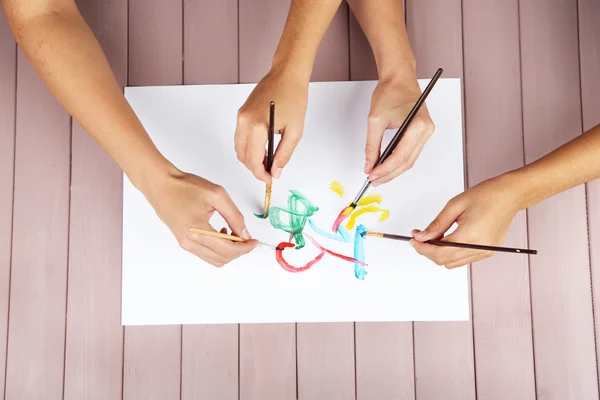 Dos niñas pintando con pincel y pinturas de colores —  Fotos de Stock