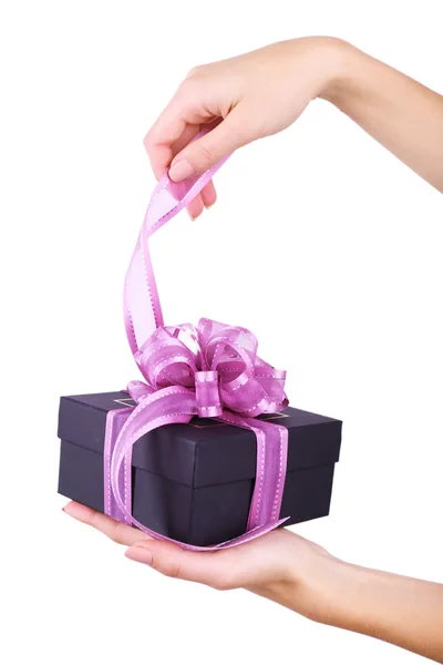 Şerit holding ve üzerinde beyaz izole hediye kutusu açma kadın eli — Stok fotoğraf