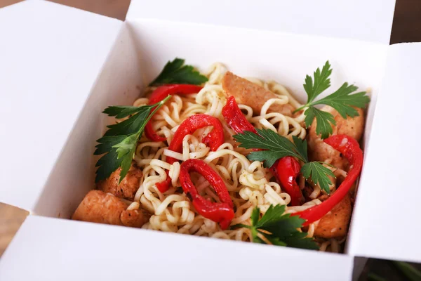 Chinese noodles in takeaway box — Stock Photo, Image