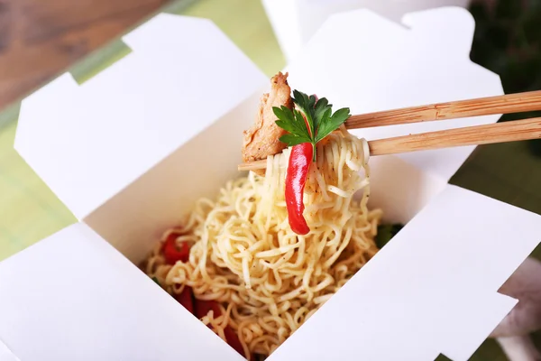 Chinese noodles in takeaway box — Stock Photo, Image