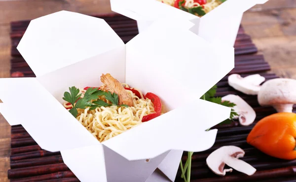 Chinese noodles in takeaway box — Stock Photo, Image