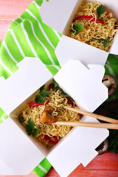 Chinese noodles in takeaway box — Stock Photo, Image