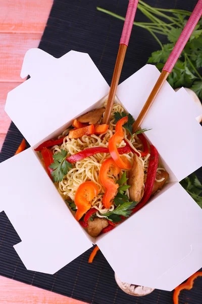 Chinese noodles in takeaway box — Stock Photo, Image