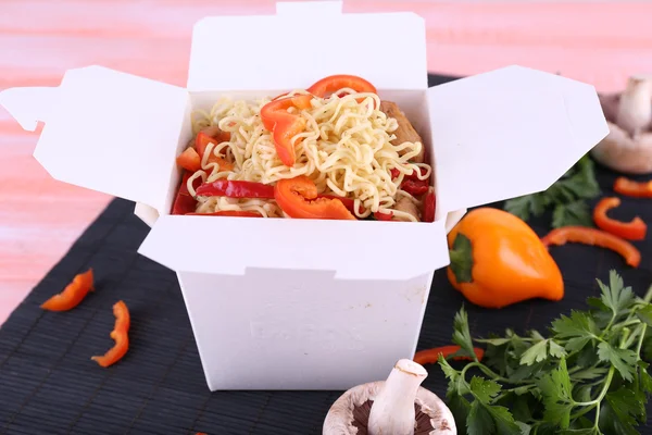 Chinese noodles in takeaway box — Stock Photo, Image