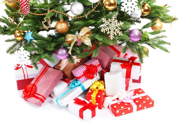白で隔離のクリスマス ツリーの下にプレゼント — ストック写真