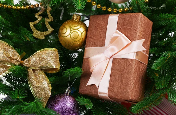 Gift box on Christmas tree closeup — Stock Photo, Image