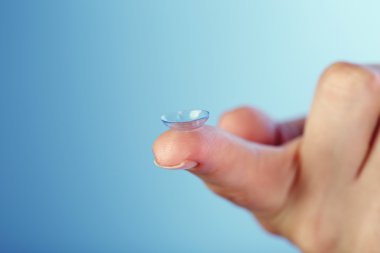 Kontakt lens parmak