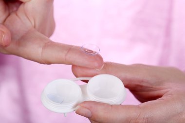 Kontakt lensler, içeren kapsayıcı tutan kadın yakın çekim