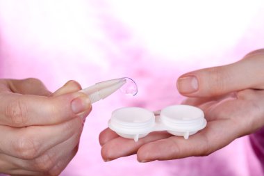 Kontakt lensler, içeren kapsayıcı tutan kadın yakın çekim