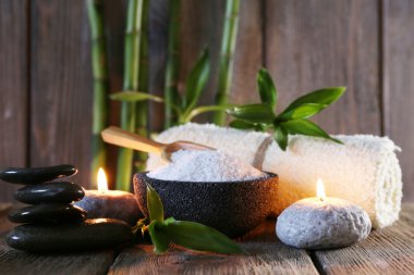 Spa ahşap duvar arka plan üzerinde ahşap yüzeyde ayarla