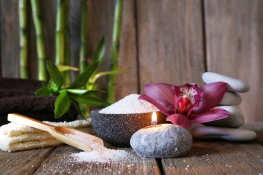 Spa ahşap duvar arka plan üzerinde ahşap yüzeyde ayarla