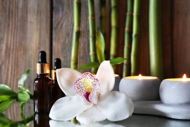 Spa ayna yüzeyi ahşap duvar arka plan olarak ayarla